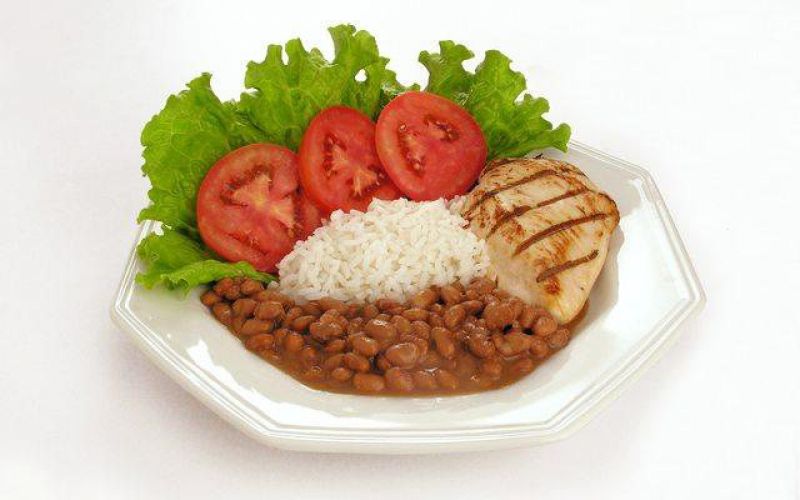 Problemas climáticos e de oferta elevaram os preços dos alimentos do prato feito e do cafezinho (Foto: Reprodução/Alto Astral)
