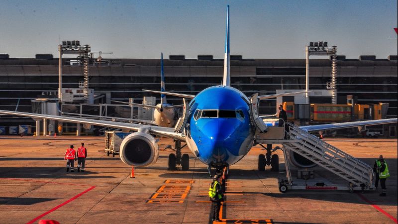 Possíveis interferências podem afetar instrumentos sensíveis do avião e impactar em operações de baixa visibilidade. (Foto: Unsplash)