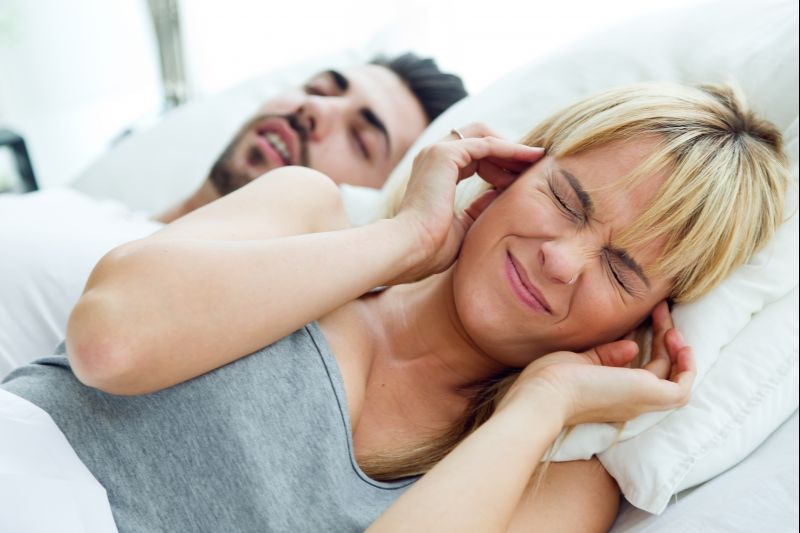 Travesseiro inteligente ajusta cabeça de usuário para abrir vias respiratórias ao detectar ronco. (Foto: Freepik)