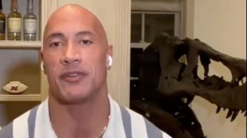 Objeto inusitado chama atenção na casa de The Rock (Imagem: reprodução via Twitter)